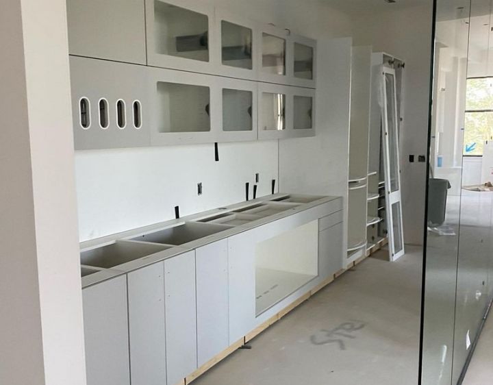 millwork_install_gurskyi_Glass Front Wall Cabinets – Built-Ins & Storage