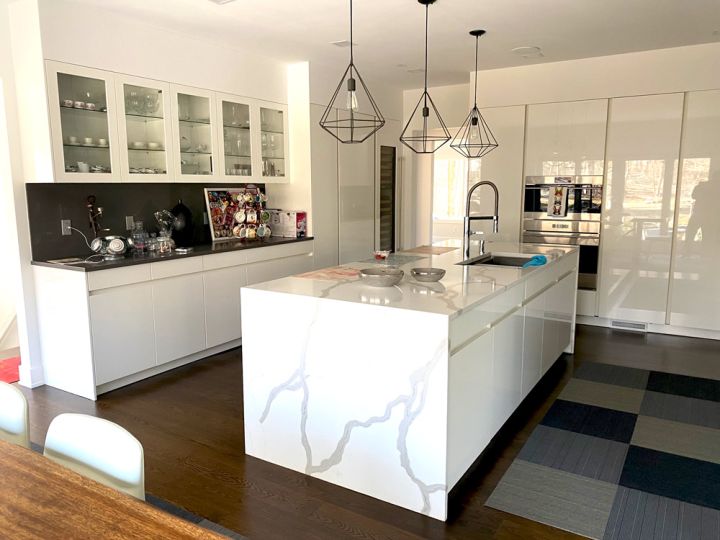 millwork_install_gurskyi_White Kitchen Marble Island – Kitchens & Cabinetry